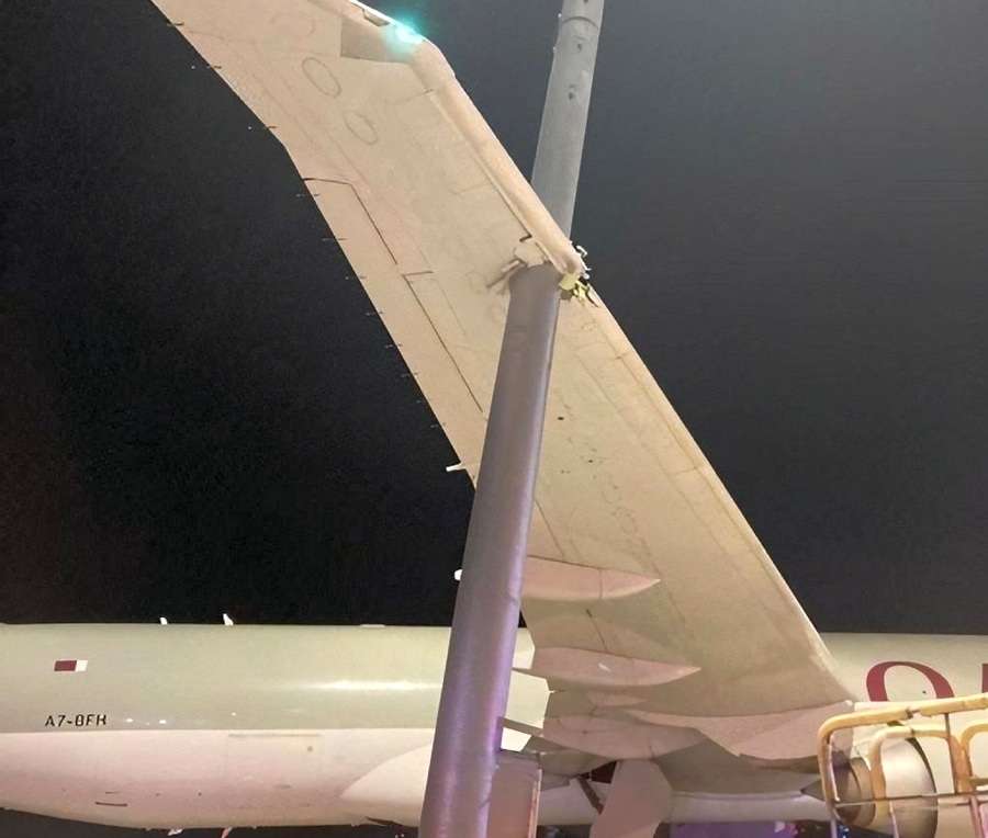 INCIDENT Qatar 777 Freighter Hits Pole In Chicago Mentour Pilot