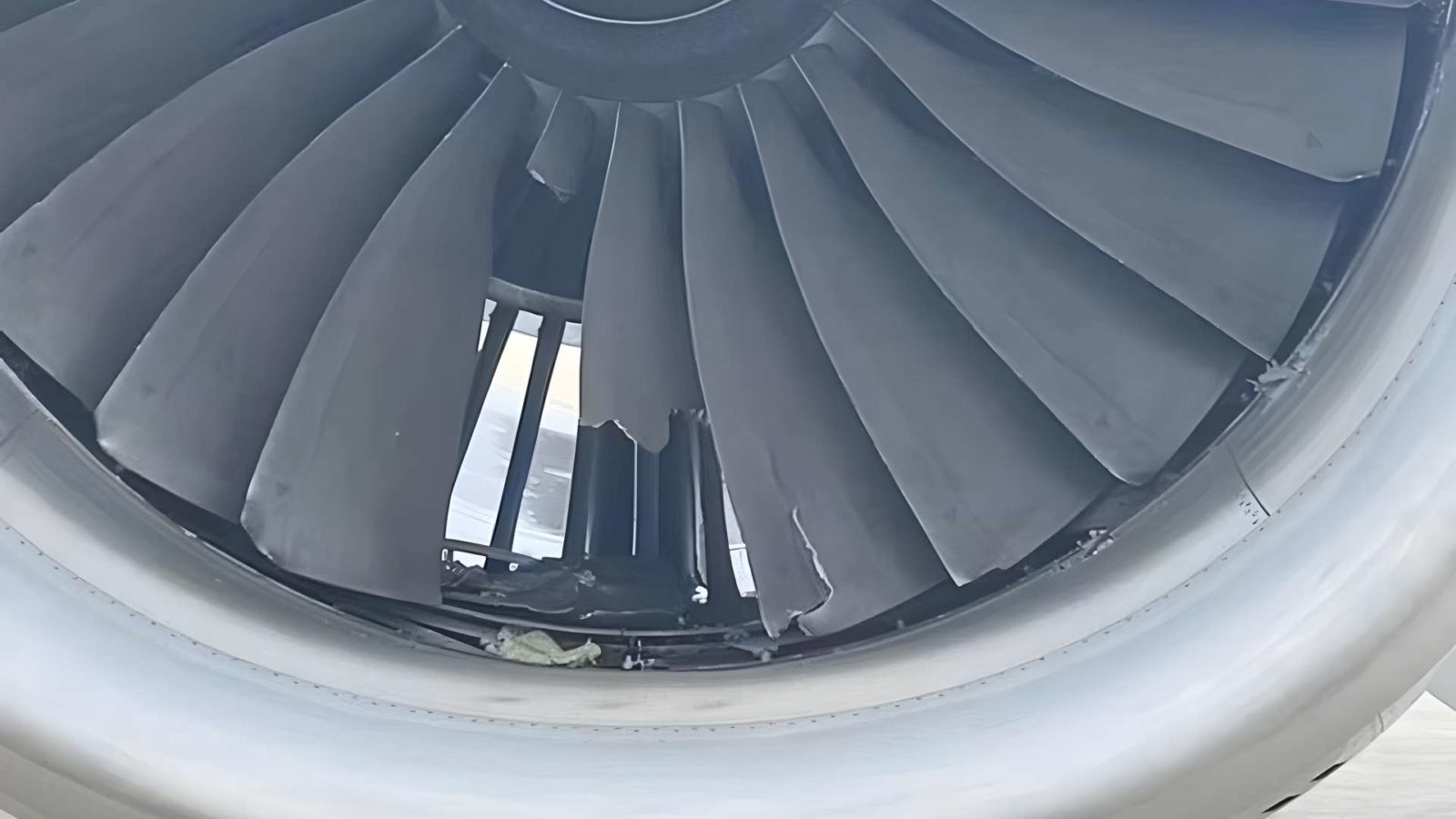 INCIDENT A330 Engine Fan Blade Fracture Vibrations In Flight