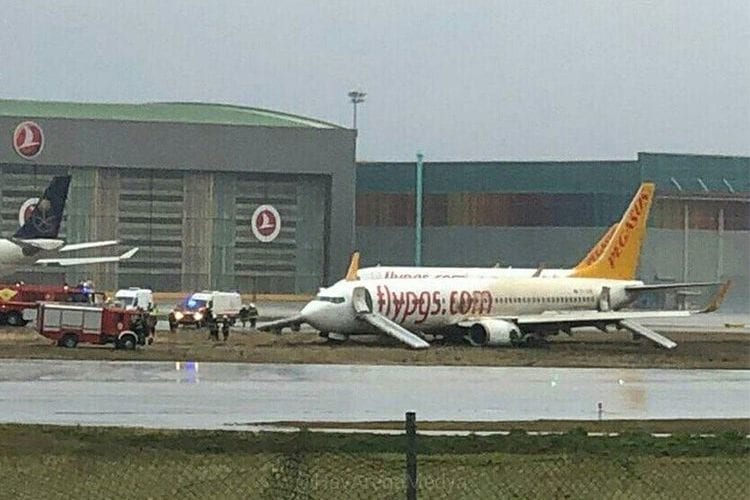 pegasus-airlines-boeing-737-skids-off-runway-in-turkey
