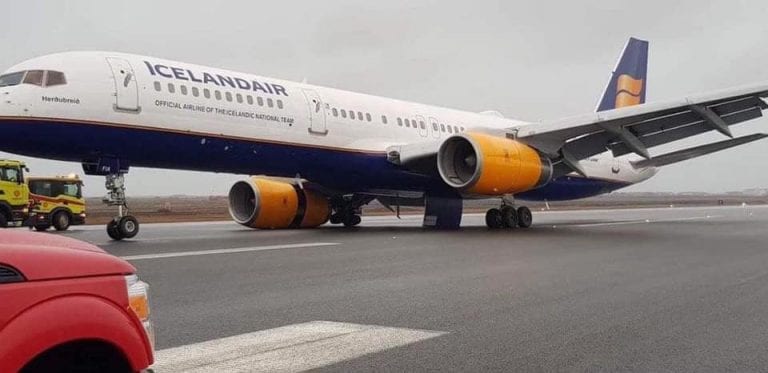 Icelandair Boeing 757-200 suffers main landing gear collapse.