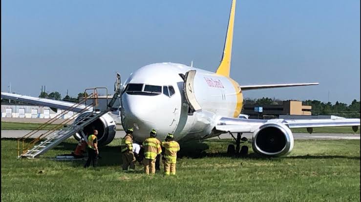 kalitta-freighter-boeing-737-400-veers-off-runway-in-rochester-new-york