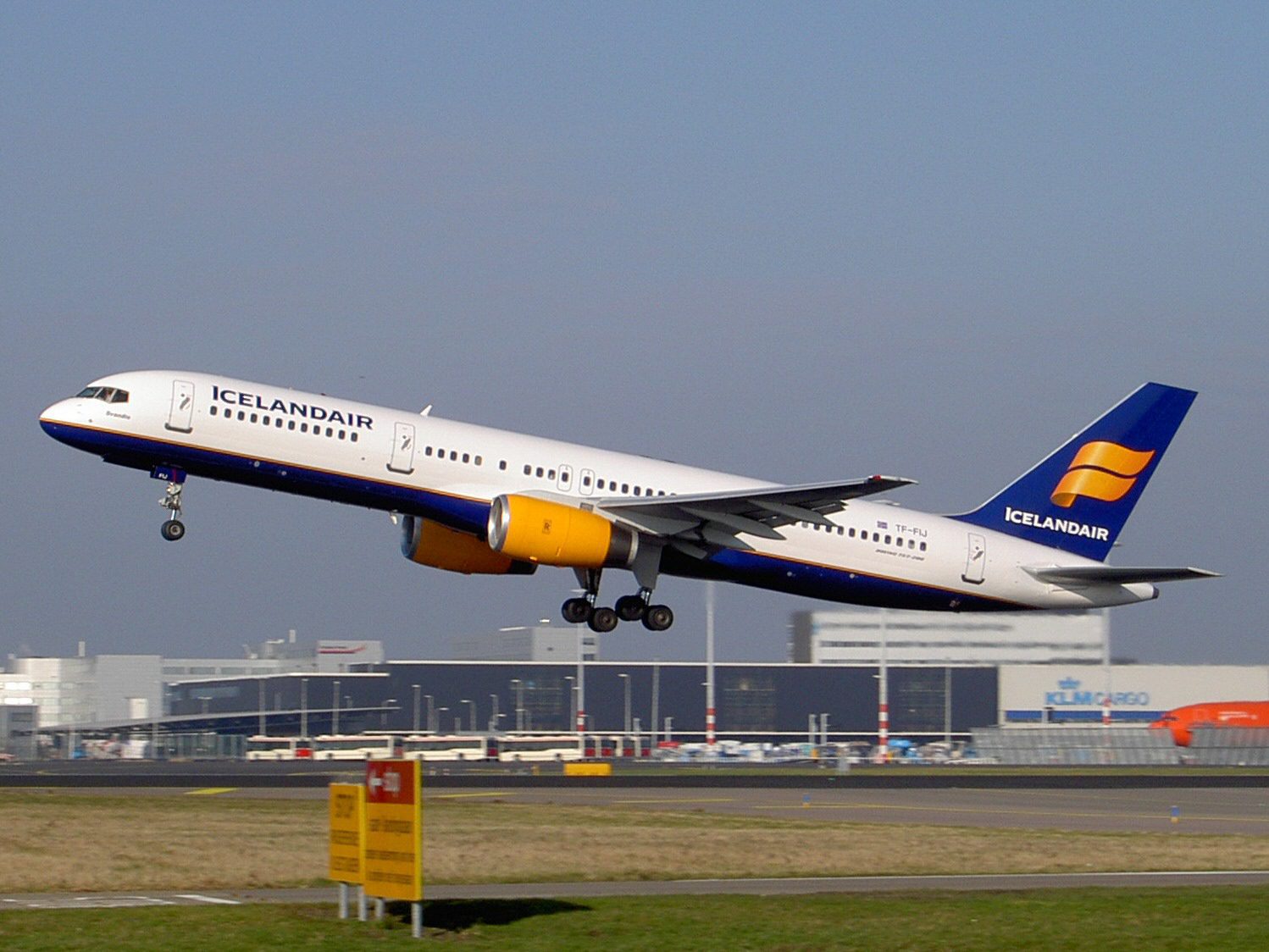 icelandair-to-fire-all-cabin-crew;-pilots-to-handle-respective-responsibilities