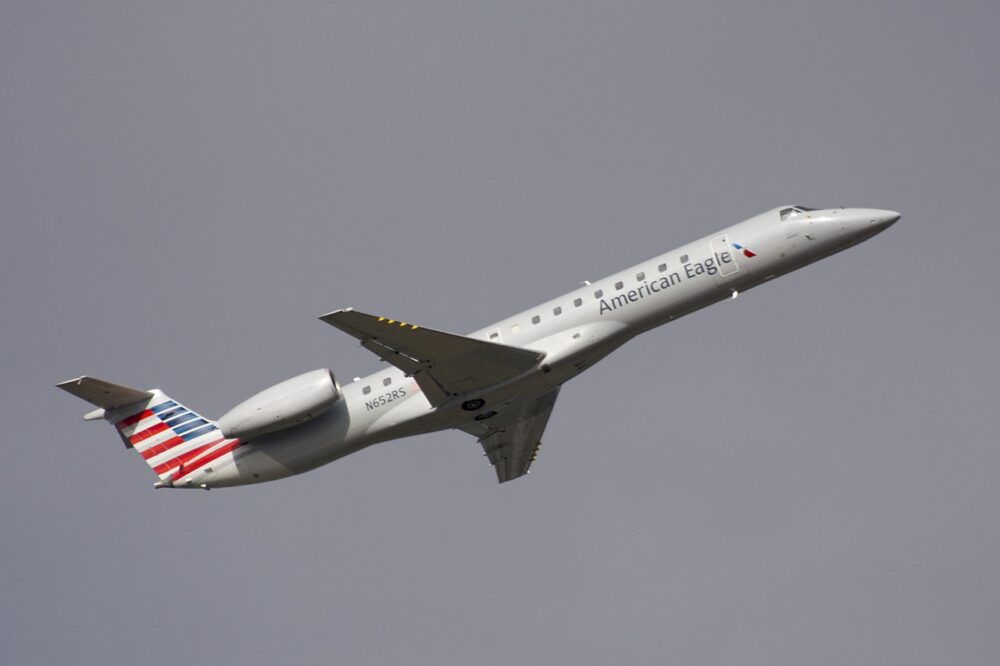 BREAKING: American Eagle ERJ145 Overshoots Runway