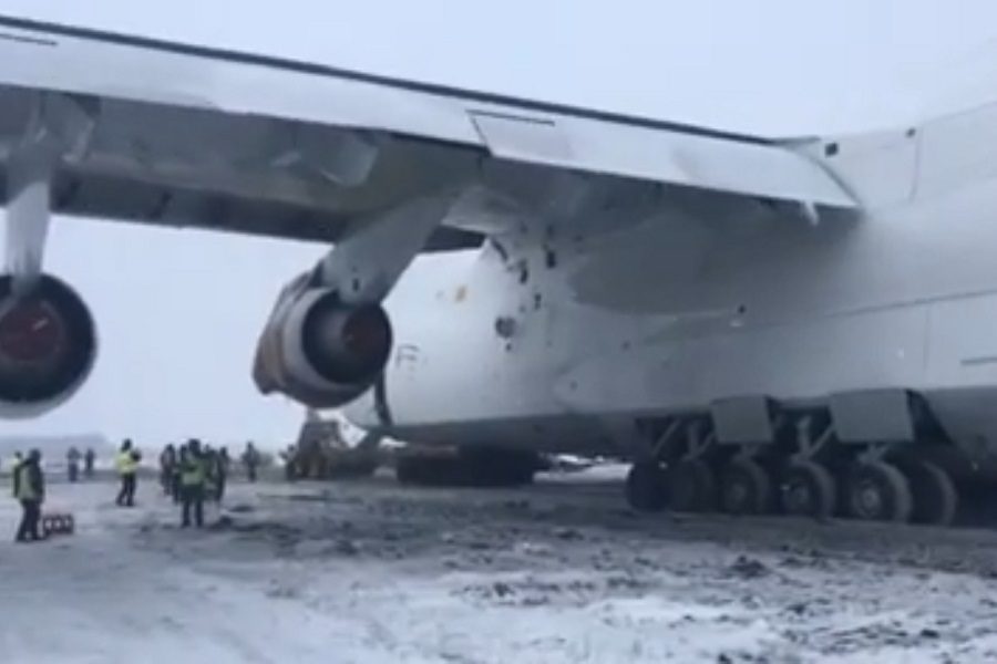 Video: Tanks Move Accident An-124 Off The Russian Mud!