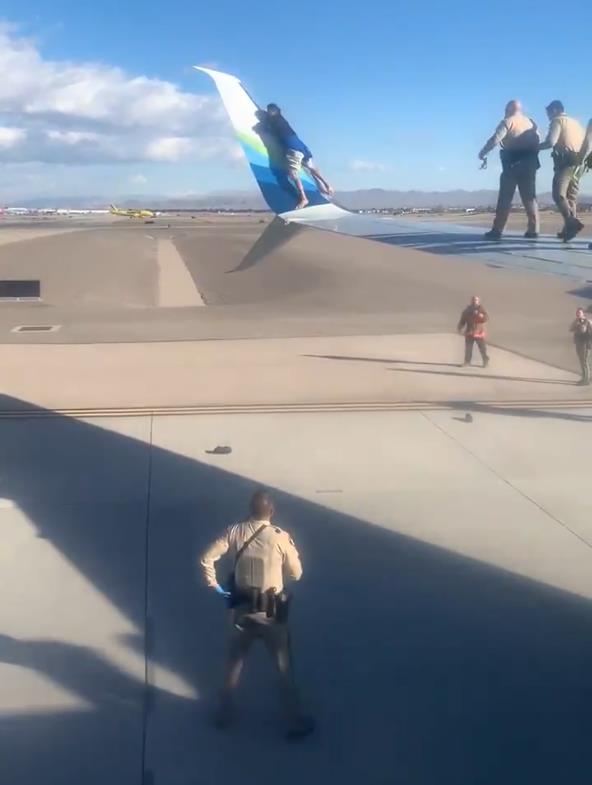 Man Falls Off From Alaska Airlines Wing