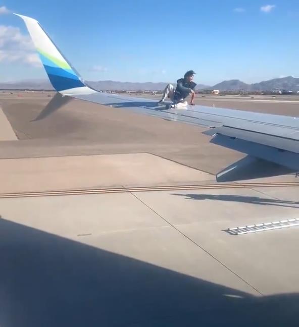Man Falls Off From Alaska Airlines Wing Mentour Pilot