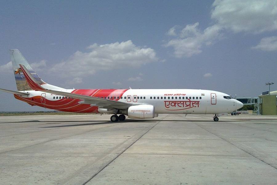 INCIDENT: Air India Express 737 Hits Lighting Pole!