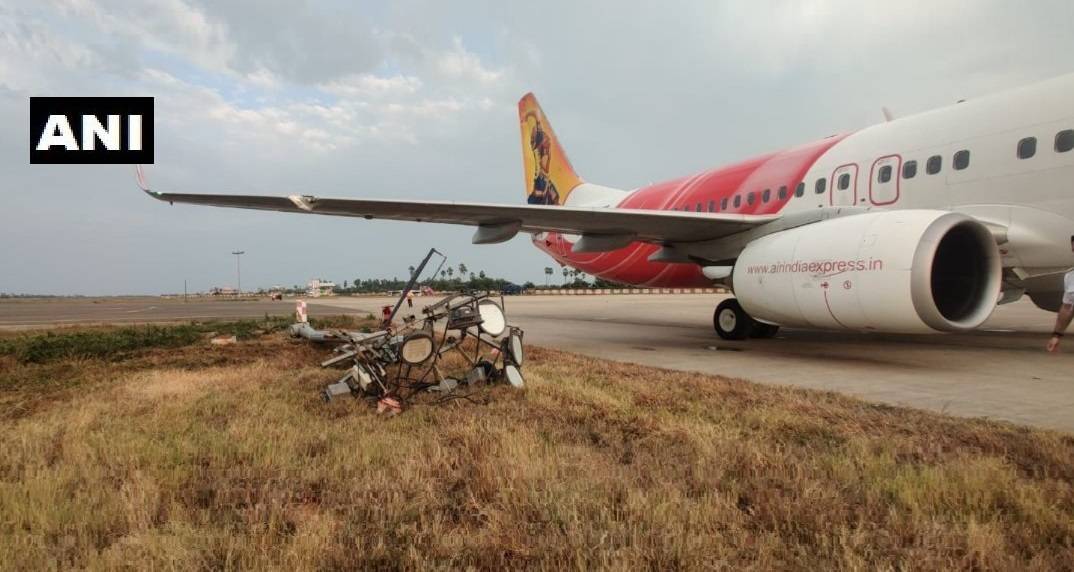INCIDENT: Air India Express 737 Hits Lighting Pole!