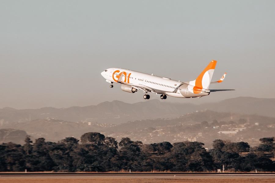 GOL 737 Ground Collision With Aircraft Stairs!