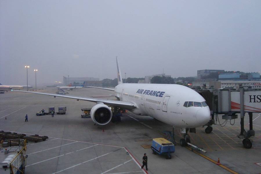 Greenpeace Vandalize Air France 777 Parked For A Year