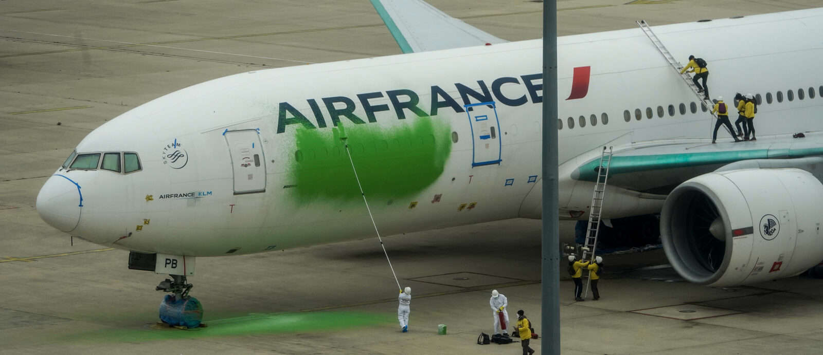 Greenpeace Vandalize Air France 777 Parked For A Year