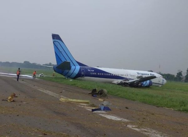 ACCIDENT: Trigana 737 Runway Excursion, Gear Collapse - Mentour Pilot