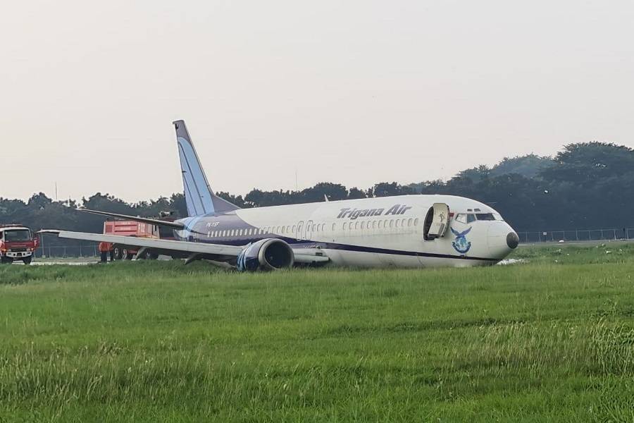 ACCIDENT: Trigana 737 Runway Excursion, Gear Collapse