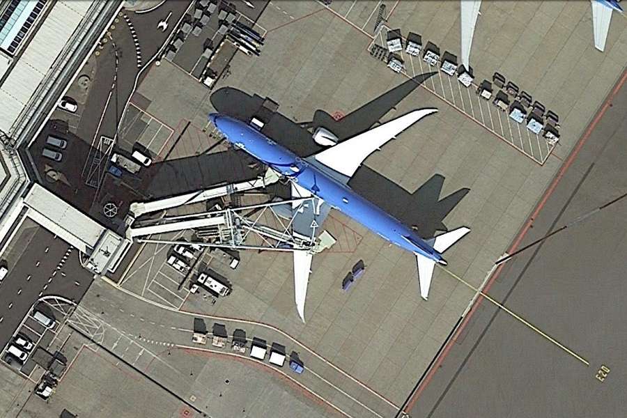 KLM Boeing 777 Crashes Into Jet Bridge During Pushback!