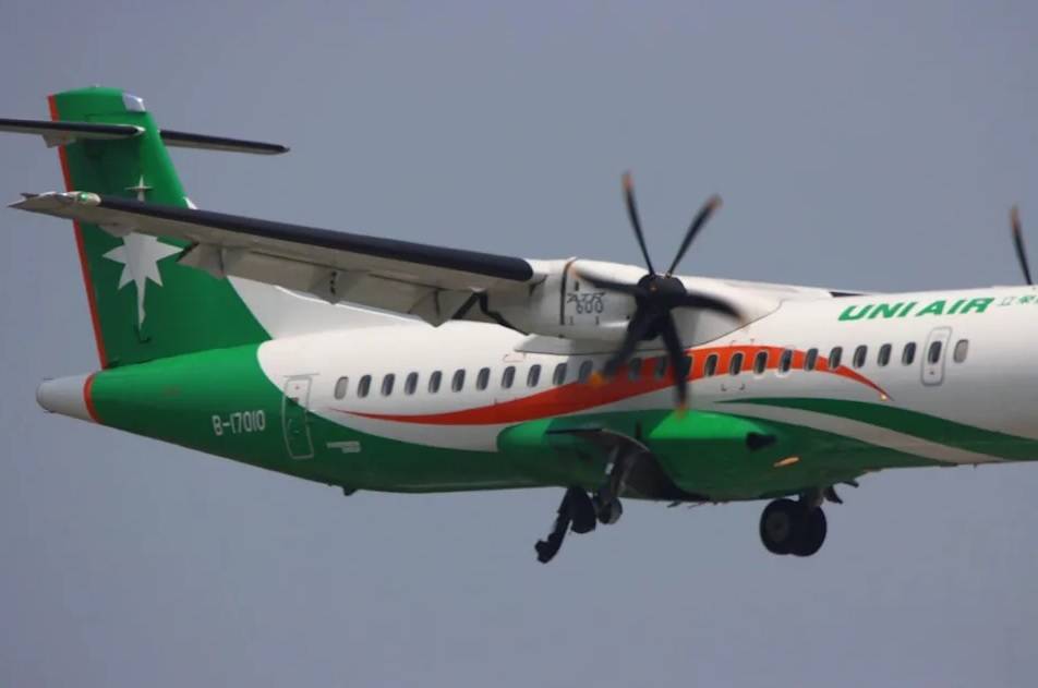 UNI Air ATR-72 Lands With Two Burst Tyres!