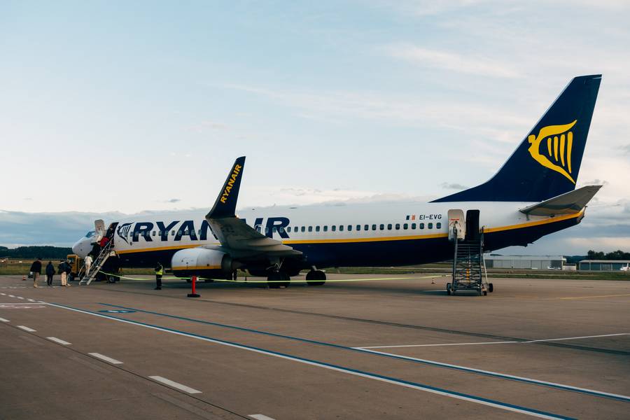 Ryanair Starts Using Electric Handling In 11 Airports - Mentour Pilot