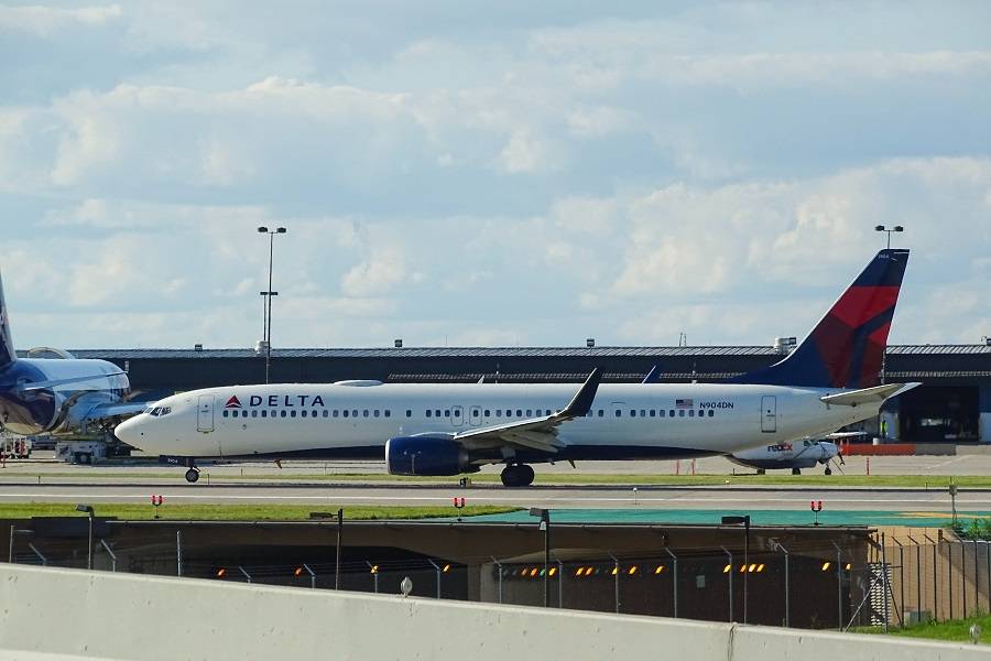 INCIDENT: Delta Passenger Tries To Enter The Cockpit!