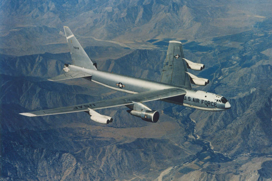 USAF B-52 Bombers Get Rolls-Royce "BizJet" Engines!
