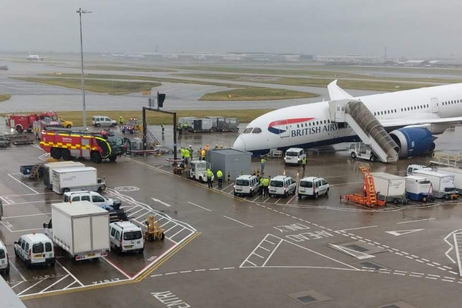 INCIDENT: British Airways 787 Gear Collapse At Heathrow