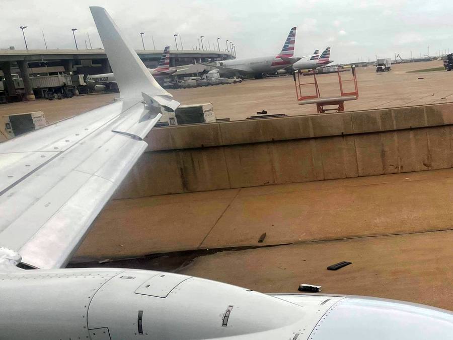 American Airlines 737 Hit Lamppost At DFW!