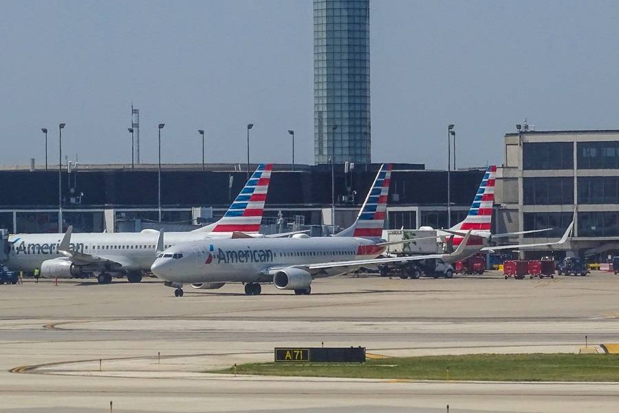 INCIDENT: American Airlines 737 Blows Tyres On Runway!