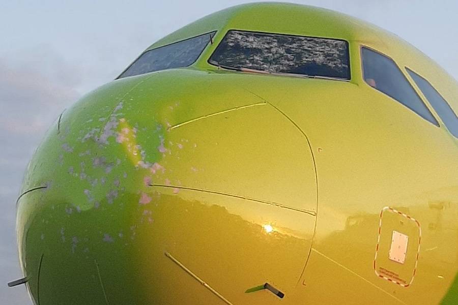 INCIDENT: Hail Damage As A320 Gets Near Thunderstorm