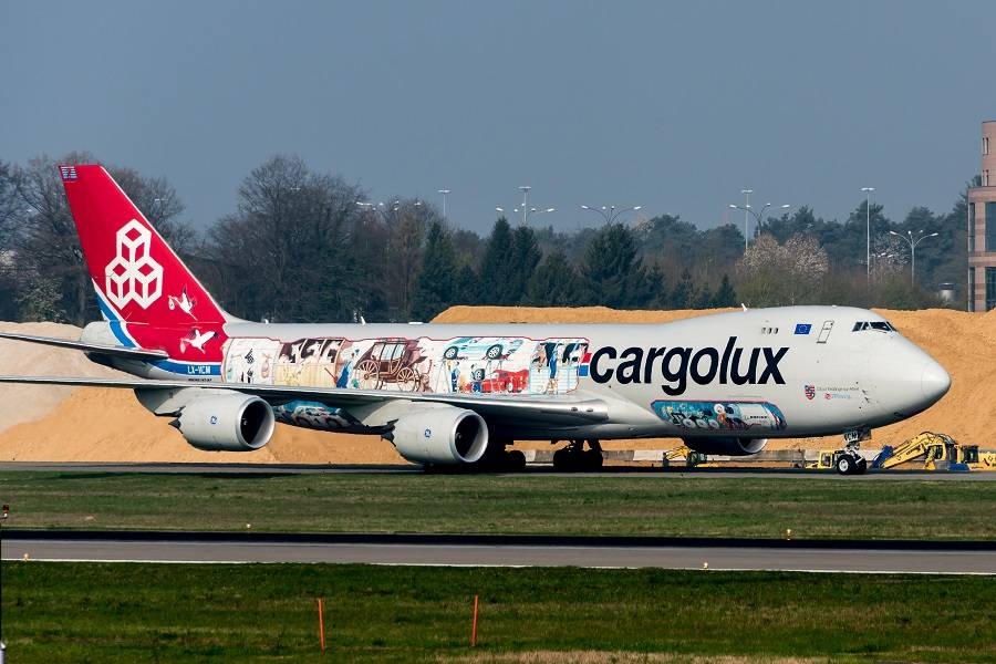 INCIDENT: Cargolux 747 Tears Off Asphalt In Prestwick!