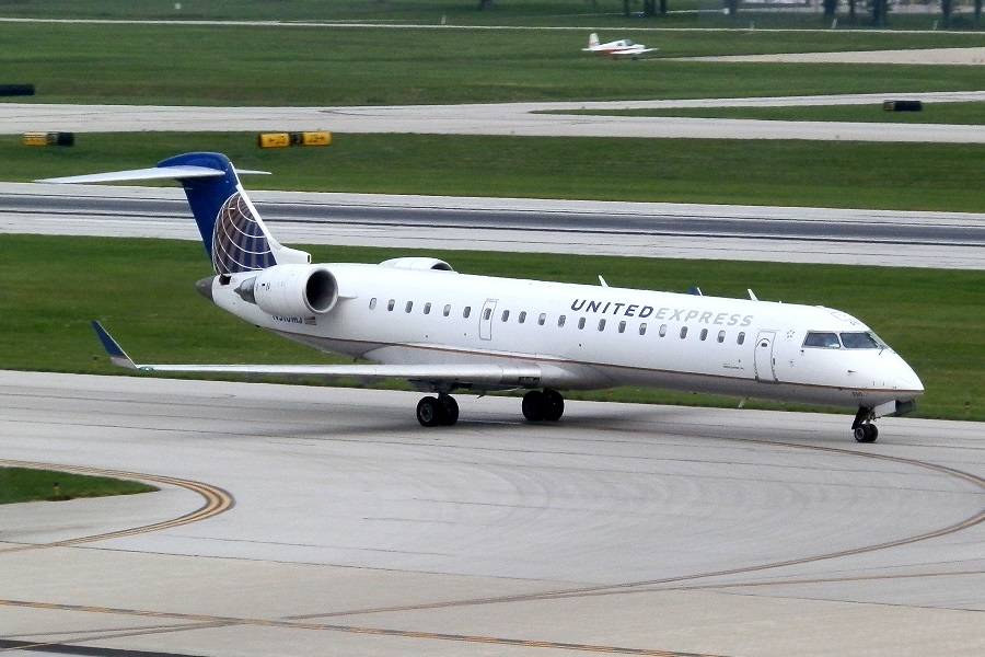 INCIDENT: United Express CRJ550 Diverts – Fuel Leak