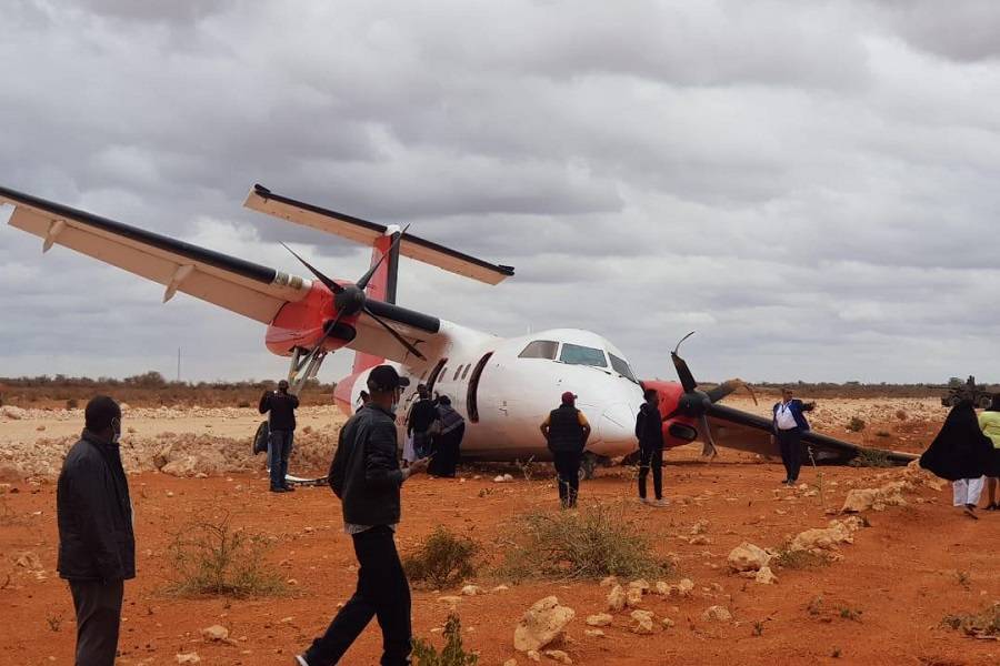 ACCIDENT: Dash-8 Main Gear Collapse On Landing