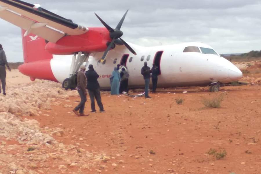 ACCIDENT: Dash-8 Main Gear Collapse On Landing - Mentour Pilot