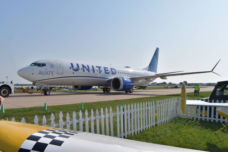 United Airlines Is Looking For 5,000 Pilots... In Oshkosh?