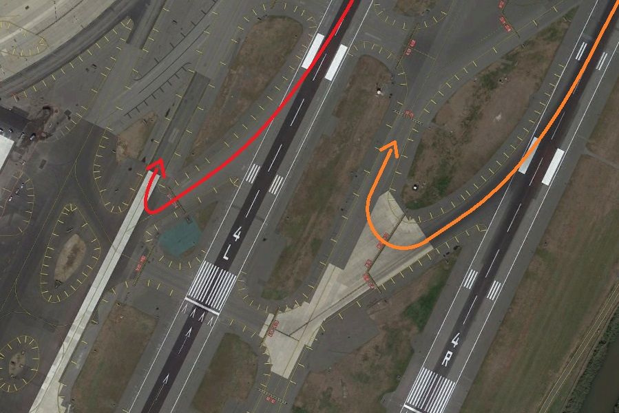 INCIDENT: 787-10 Hits Taxiway Lights In Newark!