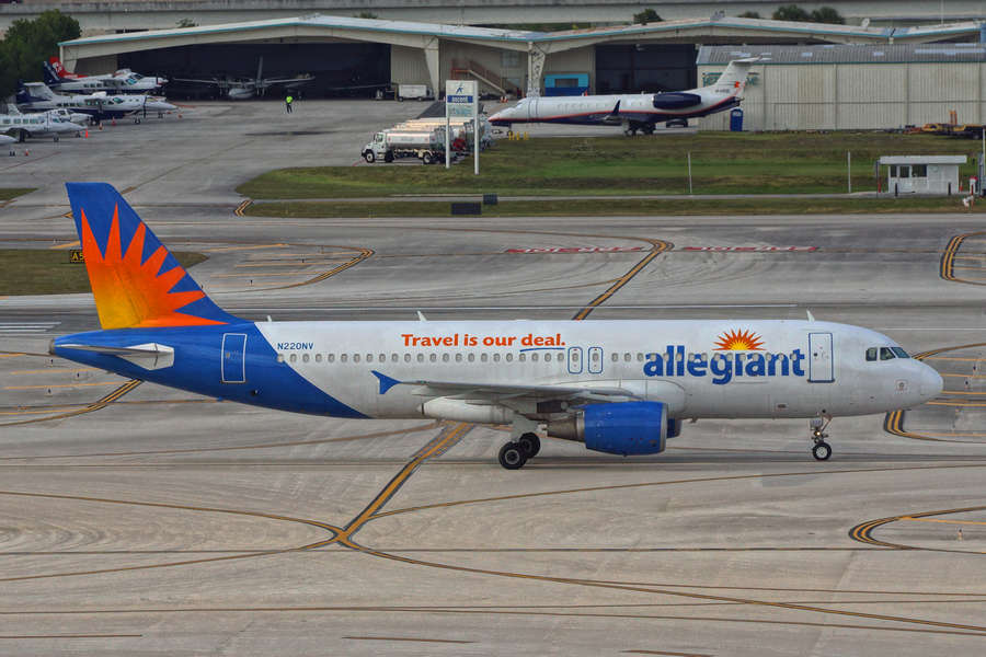INCIDENT: Allegiant A320 Lands With Unlocked Main Gear!