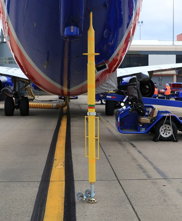 Awkward: United 737 Sits On Its Tail After Landing!