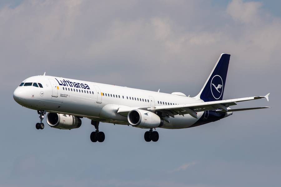 Lufthansa First Officer Collapses On Flight Attendant