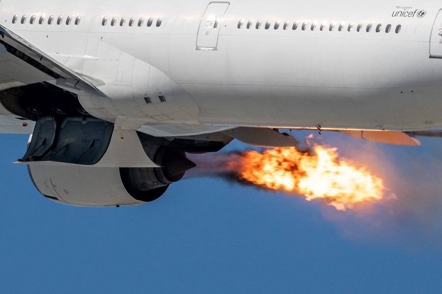 INCIDENT: JAL 777, Engine Flames Over Los Angeles