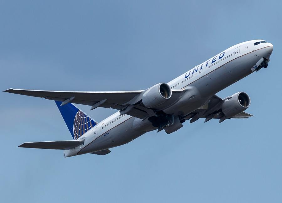 United Airlines 777 dives after departure