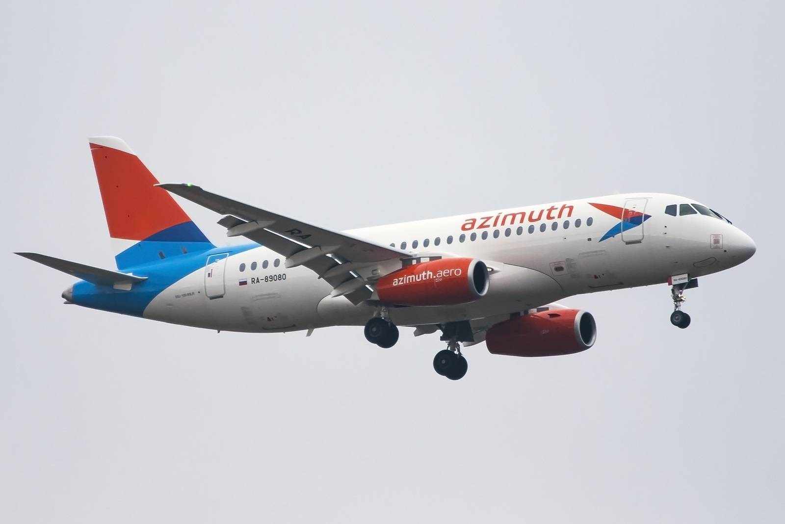 INCIDENT: Sukhoi Superjet Extends Gear By Mistake!