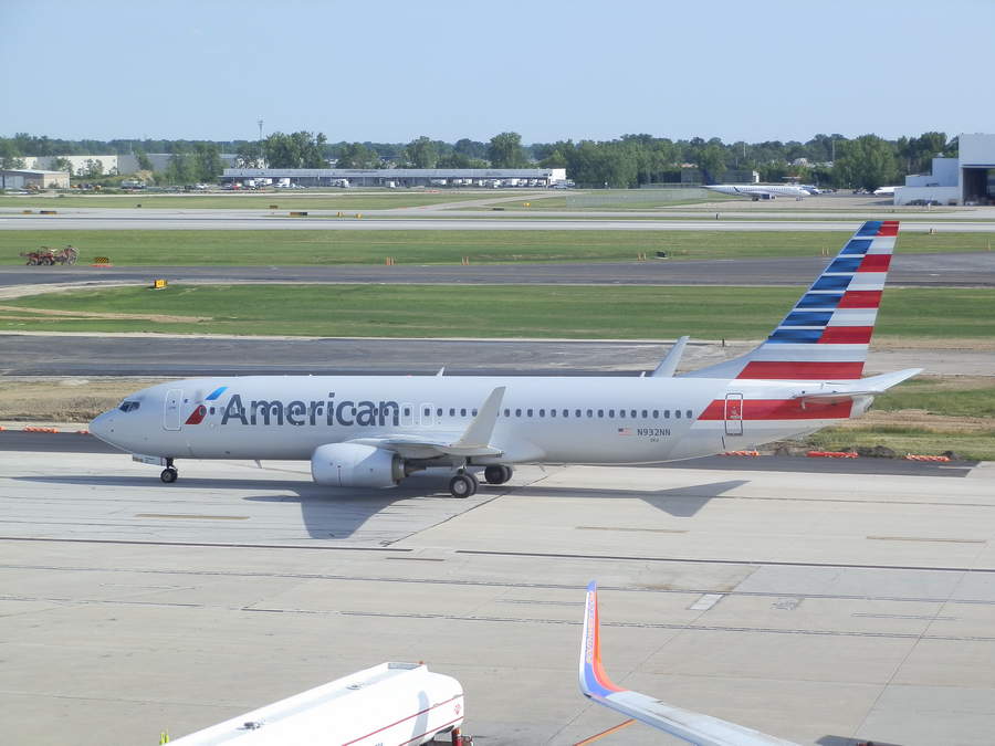 INCIDENT: American Airlines 737 Blows Tyres On Runway!
