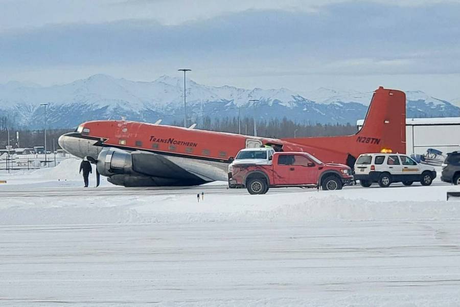 ACCIDENT: Super DC-3 Engine Trouble, Gear Up Landing