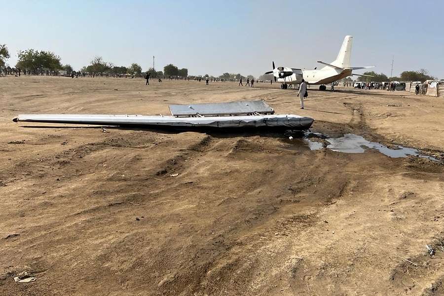 ACCIDENT: Antonov An-26 Loses Wing During Landing!