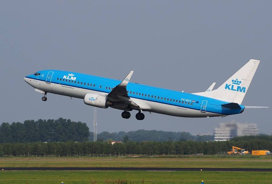 INCIDENT: KLM 737 Gets Too Close To Light Aircraft!