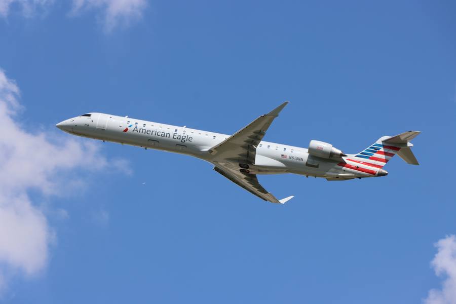 INCIDENT: PSA (American Eagle) CRJ-900 Wing Tip Strike