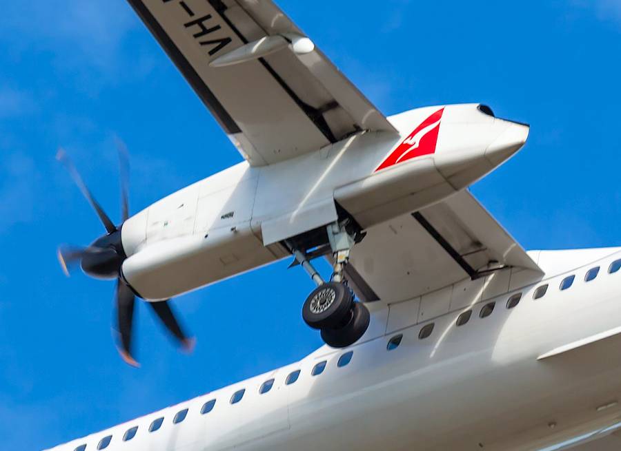 INCIDENT: Q400 Crew Forgets To Retract Landing Gear?