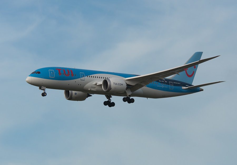 INCIDENT: TUI 787 Cracked Windshield And... Hotel Issue!