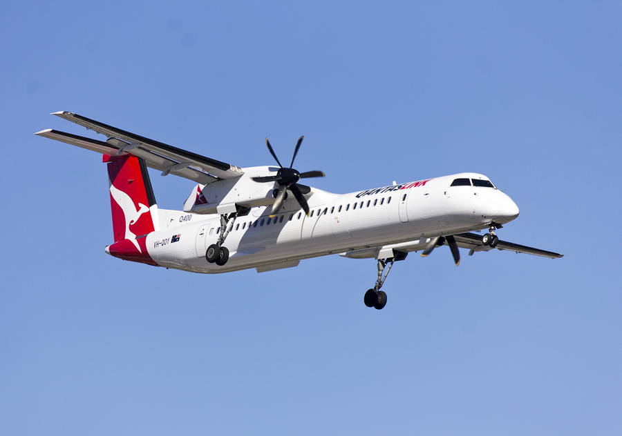 INCIDENT: Q400 Crew Forgets To Retract Landing Gear?