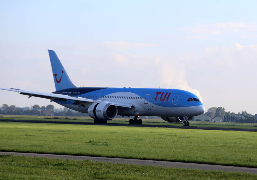 INCIDENT: TUI 787 Cracked Windshield And... Hotel Issue!
