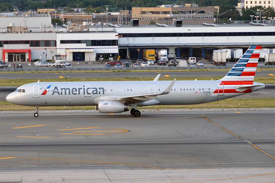 American Airlines A321 Wingtip Hits Runway Sign