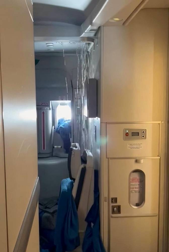 INCIDENT: Water Leak Drenches A380 Passenger Cabin!