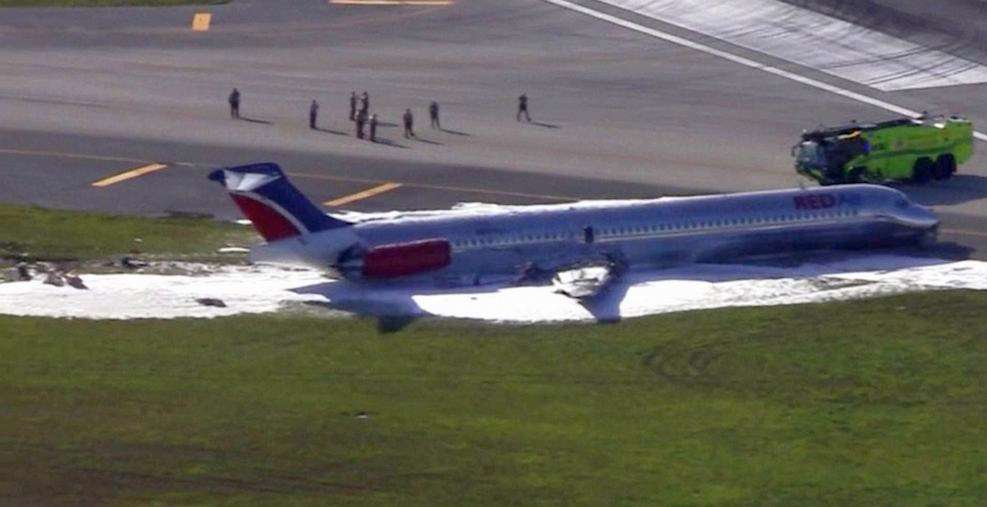 ACCIDENT: MD-82 Gear Collapse And Fire In Miami!